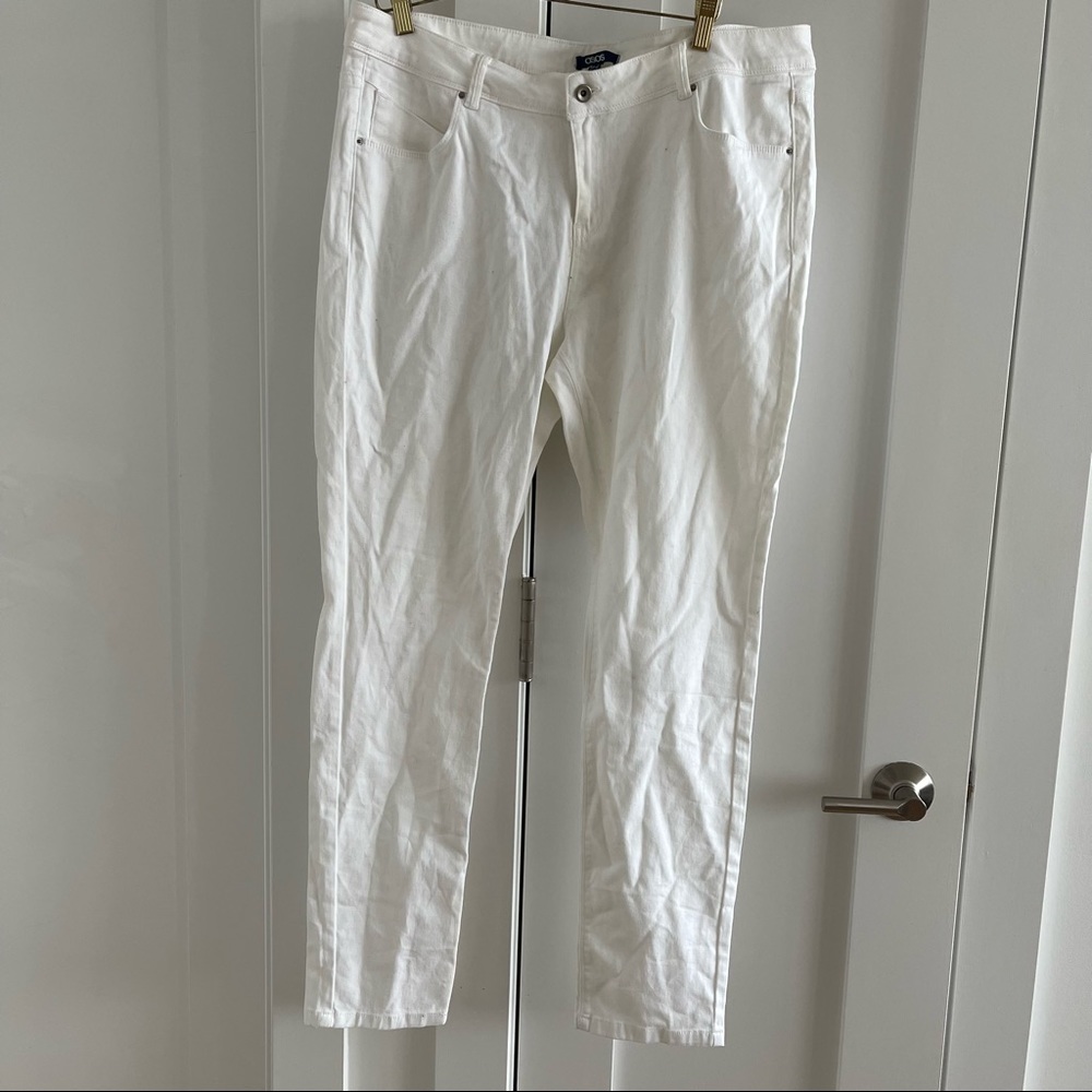 White skinny jeans, 5 pockets, some stretch.